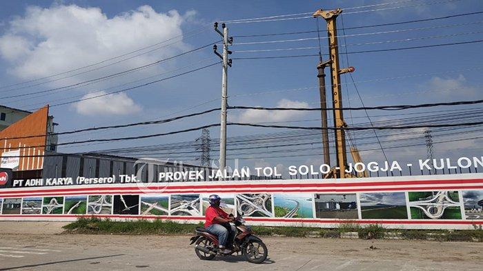 Pengendara melewati kawasan proyek pengerjaan tol Solo-Jogja di Jalan Raya Solo-Semarang, Kabupaten Boyolali, Jumat (18/6/2021).