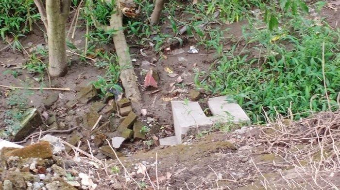 Puing-puing nisan tak bertuan aliran Kali Pepe di Dusun Bendungan, Desa Klodran, Kecamatan Colomadu, Kabupaten Karanganyar, Senin (22/2/2021).