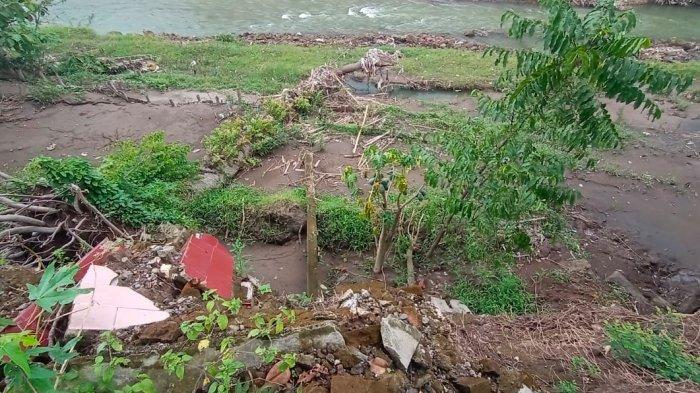 Puing-puing nisan tak bertuan yang jenazah di dalamnya hanyut terbawa arus Kali Pepe di Dusun Bendungan, Desa Klodran, Kecamatan Colomadu, Kabupaten Karanganyar, Senin (22/2/2021).
