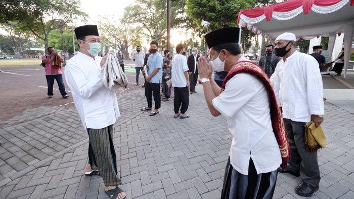 Wakil Wali Kota Solo, Achmad Purnomo tiba di Masjid Baitul Hikmah, Kelurahan Kampung Baru, Kecamatan Pasar Kliwon, Solo, Jumat (31/7/2020). Ia mengikuti Salat Idul Adha yang digelar di masjid itu.