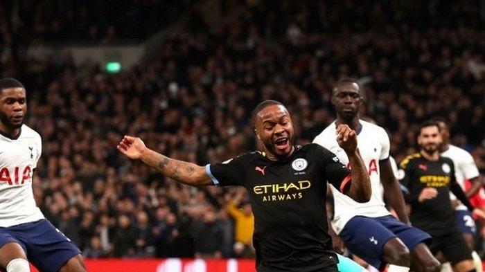 Raheem Sterling dijegal Hugo Lloris saat pertandingan antara Tottenham Hotspur vs Manchester City yang berlangsung di Stadion Tottenham, London, Minggu (2/2/2020).
