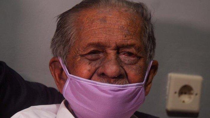 RE Koswara, ayah yang digugat anak di Bandung.
