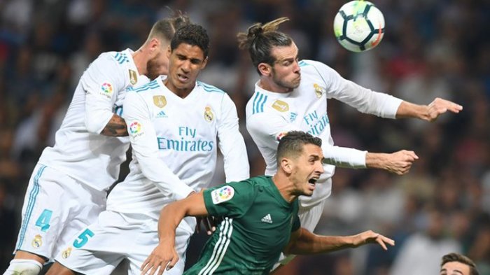 Bek Real Madrid, Sergio Ramos (kiri), Raphael Varane (2 dari kiri) dan penyerang Gareth Bale (kanan atas), berduel dengan bek Real Betis asal Maroko, Zou, dalam pertandingan La Liga di Stadion Santiago Bernabeu, 20 September 2017.