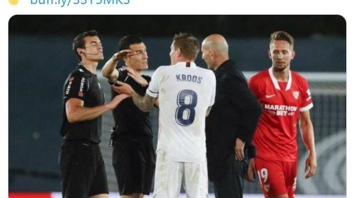 Momen Toni Kroos memprotes keputusan wasit seusai laga Real Madrid melawan Sevilla di pekan ke-36 Liga Spanyol 2020-2021.