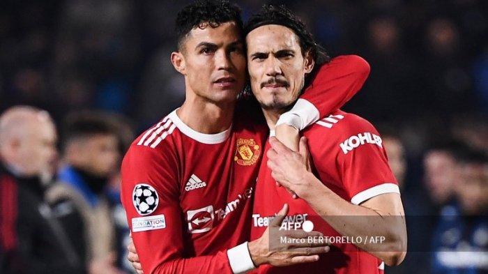 Cristiano Ronaldo (kiri) memeluk Edinson Cavani (kanan) setelah laga UEFA Champions League group F Atalanta vs Manchester United di Stadion Azzurri d'Italia, 2 November 2021. (Marco BERTORELLO / AFP).