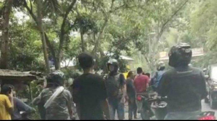 Sebagian massa menyaksikan aksi penyerangan terhadap debt collector di Jalan Raya Tasikmalaya-Cipatujah, di kawasan Urug, Kecamatan Kawalu, Kota Tasikmalaya, Rabu (7/4/2021) petang.