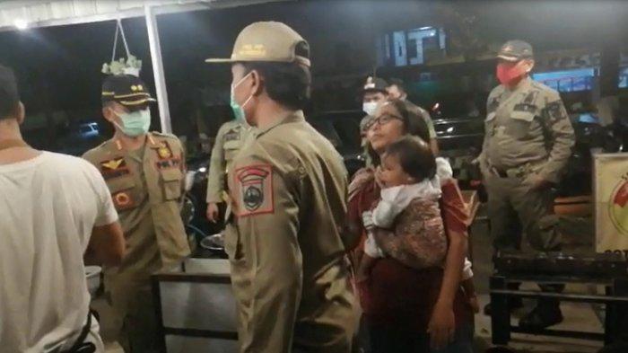 Seorang ibu gendong anak merengek saat didatangi Bupati Wardoyo di Marki Food Center di kawasan kuliner Utara Degan Plus, Jalan Dompilan I, Desa Sidorejo, Kecamatan Bendosari, Kabupaten Sukoharjo, Rabu (13/1/2021).