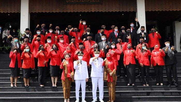 Sesi foto bersama Gibran Rakabuming Raka dan Teguh Prakosa yang dilakukan fraksi PDIP di tangga Grha Paripurna DPRD Kota Solo, Jumat (26/2/2021).