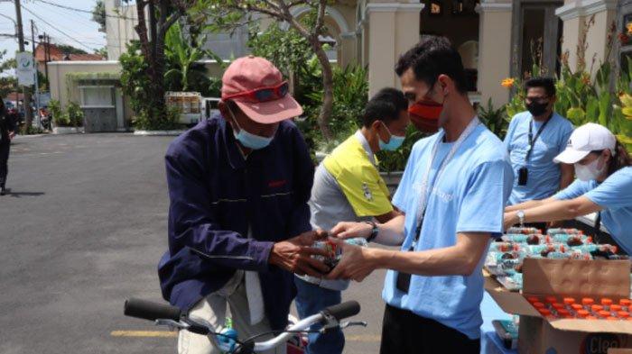 Tim Hotel Solia Zigna Solo, berbagi 1000 paket makanan gratis untuk warga Kota Solo.