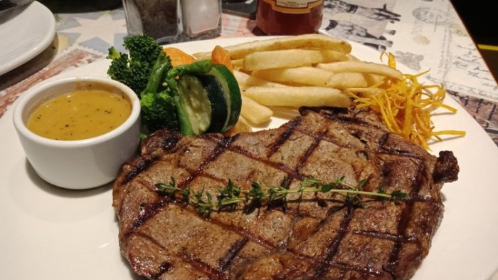 Hidangan ribeye steak dengn porsi yang besar, sebagai cirikhas Outback Staekhouse yang telah membuka gerai barunya di Pasaraya Blok M, pada Rabu (14/3/2018).