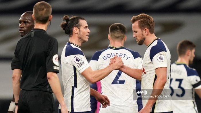 Striker Tottenham Hotspur Inggris Harry Kane (kanan) berjabat tangan dengan gelandang Tottenham Hotspurs Welsh Gareth Bale (kiri) di akhir pertandingan selama pertandingan sepak bola Liga Premier Inggris antara Tottenham Hotspur dan Brighton dan Hove Albion di Stadion Tottenham Hotspur di London, pada 1 November 2020. Bale mencetak gol kemenangan dan Tottenham menang 2-1.
JOHN WALTON / POOL / AFP