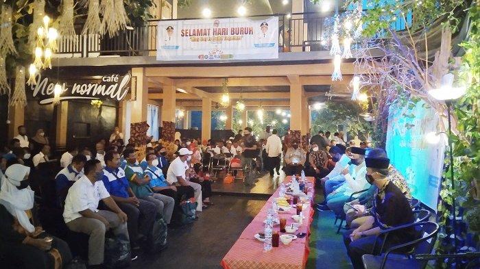 Suasana buka bersama sekaligus peringatan Hari Buruh Internasional di Cafe New Normal Karanganyar, Sabtu (1/5/2021).