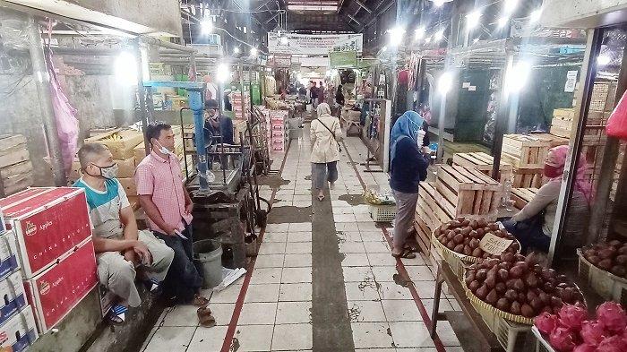 Suasana Pasar Gede saat hari pertama 'Jateng di Rumah Saja' di Jalan Jenderal Urip Sumoharjo, Sudiroprajan, Kecamatan Jebres, Kota Solo, Sabtu (6/2/2021).