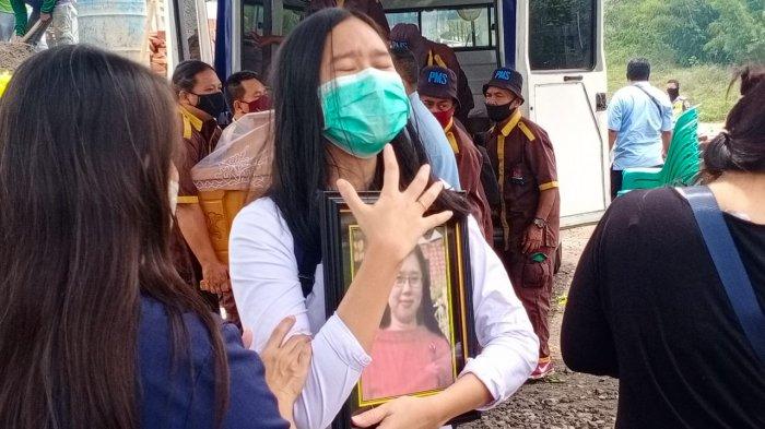 Suasana pemakaman jenazah perempuan yang ditemukan terbakar dalam mobil daerah Desa Sugihan, Kecamatan Bendosari, Kabupaten Sukoharjo