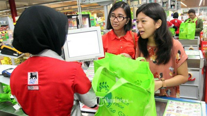 Konsumen berbelanja menggunakan tote bag atau kantong belanja seusai Peresmian Uji Coba Pemberlakukan Kantong Plastik Tidak Gratis Belanja Cantik Tanpa Kantong Plastik di pusat perbelanjaan Superindo, Jalan Ir H Djuanda, Kota Bandung, Minggu (21/2/2016).