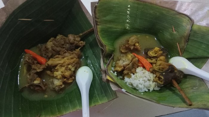 Tengkleng Klewer Bu Edi yang disajikan menggunakan pincuk daun pisang.