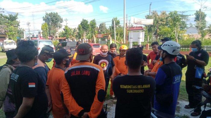 Tim SAR saat melakukan koordinasi pencarian korban terjun ke sungai Bengawan Solo di Sukoharjo, Minggu (28/2/2021)