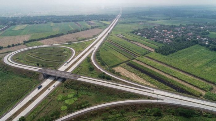 Foto udara simpang susun bandar di Tol Surabaya-Mojokerto di Jawa Timur, Selasa (5/6/2018). Tol Surabaya-Mojokerto termasuk dalam jaringan Tol Trans-Jawa dan sudah dapat dilintasi para pemudik.