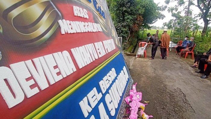 Karangan bunga ucapan turut berduka cita terpajang di rumah korban kecelakaan Arga Mas di Kelurahan Begajah, Kecamatan/Kabupaten Sukoharjo, Sabtu (20/2/2021).