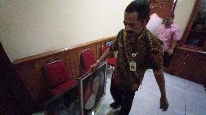 Wali Kota Solo, Fx Hadi Rudyatmo menurunkan foto Megawati Soekarnoputri yang terpasang di kantornya, Selasa (16/2/2021).