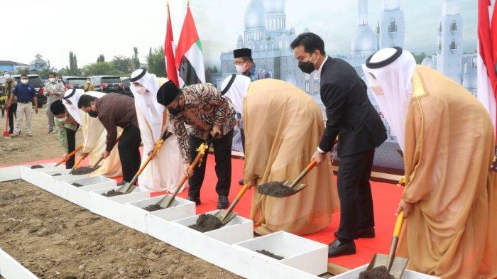 Wali Kota Solo Gibran Rakabuming Raka (kedua dari kanan) saat peletakan batu pertama pembangunan Masjid Raya Sheikh Zayed pada Sabtu (6/3/2021).