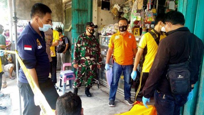 Polisi bersiap memindahkan ke mobil ambulan kantong jenazah Bisri Efendi, warga Blitar yang ditemukan tewas di dalam tokonya, Sabtu (27/2/2021).