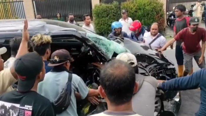 Warga mengevakuasi sopir yang terjepit di bangku kendali usai kecelakaan karambol di Jalan Solo-Jogja, tepatnya Desa Kuncen, Kecamatan Ceper, Kabupaten Klaten, Jum'at (12/11/2021).
