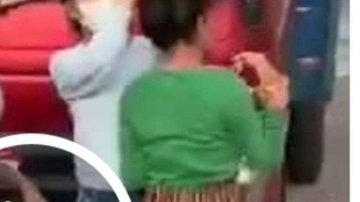 Viral seorang perempuan di Ambon dianiaya seorang wanita hingga babak belur.