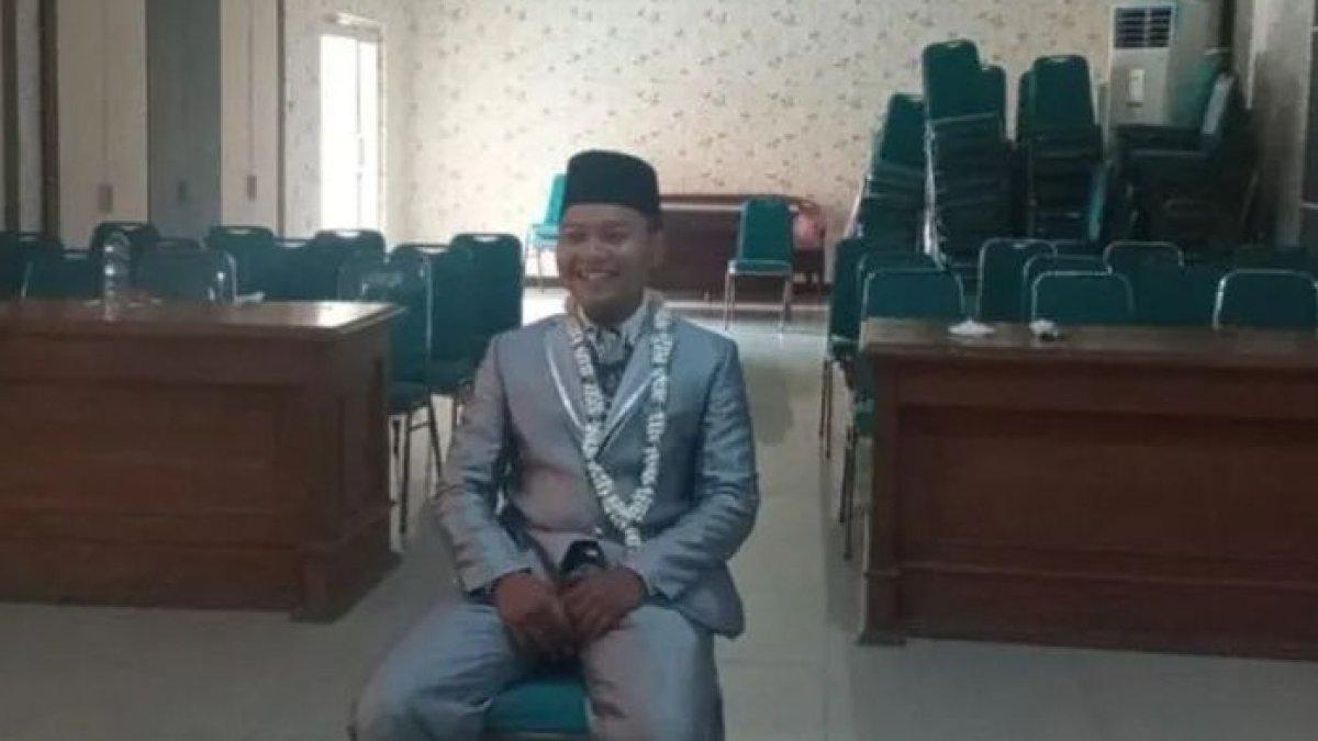Abdulloh Mubarok saat mengikuti tes wawancara PPS dengan mengenakan busana pengantin.