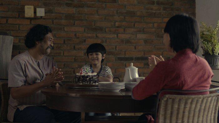 Adegan film pendek Tenang, lagu Yura Yunita.