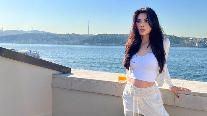 Adinda Bakrie sedang liburan ke Turki.