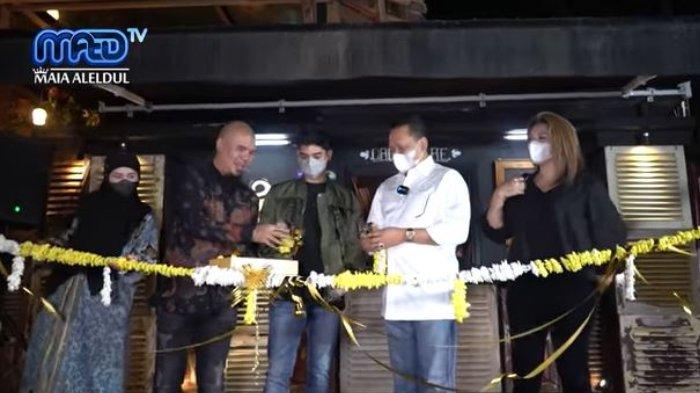 Ahmad Dhani dan Mulan Jameela di peresmian kafe milik Al El Dul