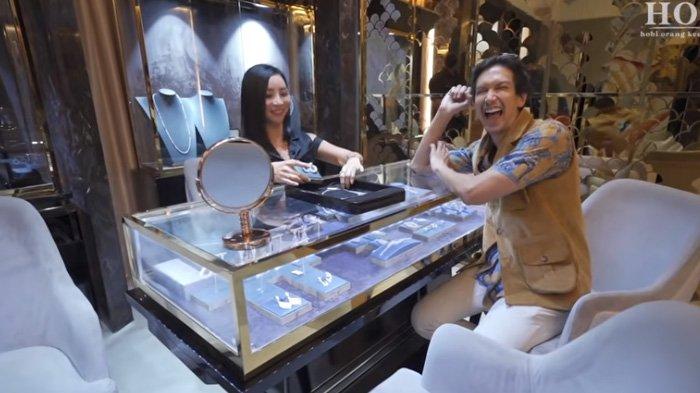 Airyn Tanu beri rokemendasi kalung berlian kepada Dimas Beck.