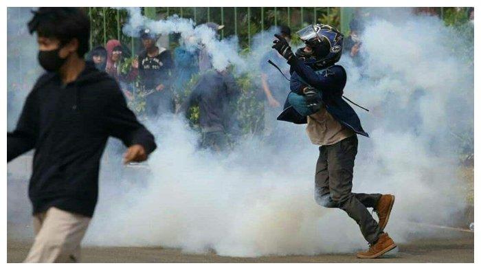 Aksi demo anak sultan