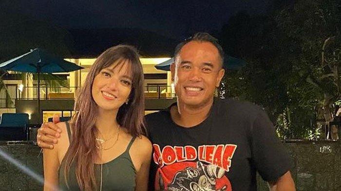 Nia Ramadhani dan Ardi Bakrie belanja kebutuhan olahraga golf.