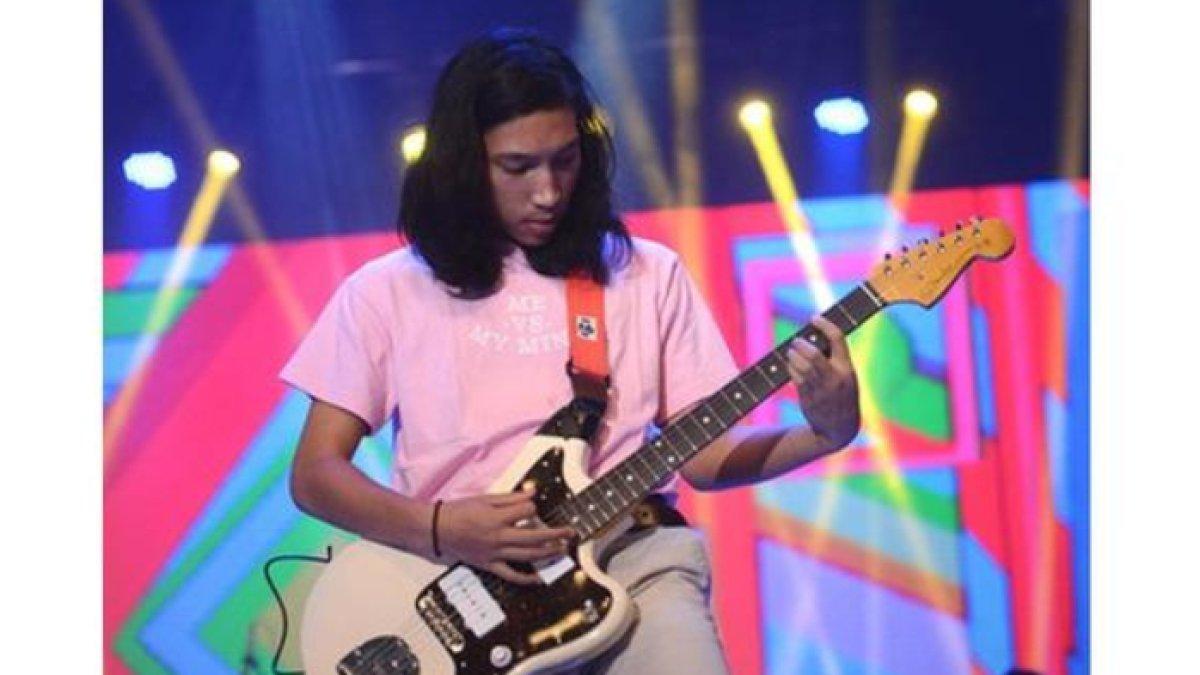 Ale adalah anak sulung Melly Goeslaw