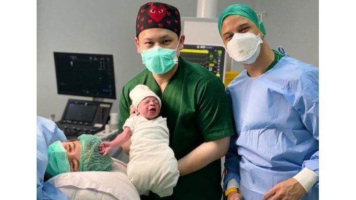 Anak kedua Lucky Perdana lahir di malam takbiran