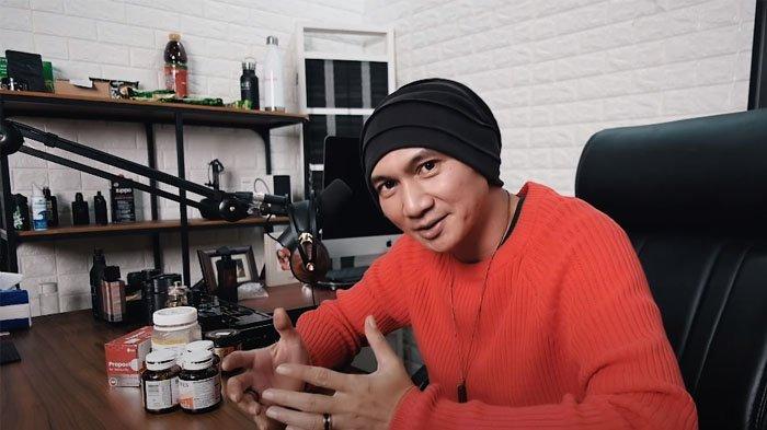 Anji memperlihatkan suplemen dan vitamin yang dikonsumsinya saat isolasi mandiri