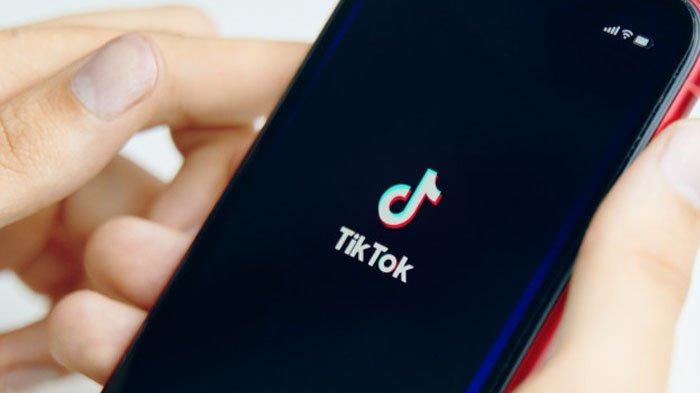 Aplikasi TikTok terunduh di ponsel