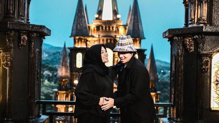 Atta Halilintar ajak Aurel Hermansyah jalan-jalan dan babymoon.