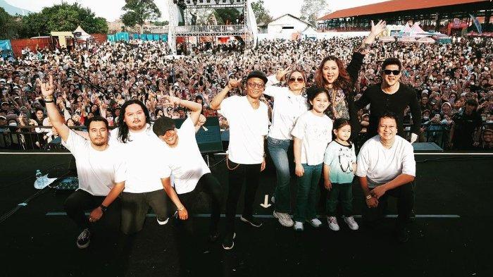 Audy Item tampil di acara Playlist Festival Bandung