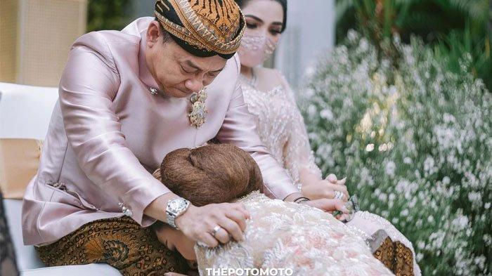 Aurel Hermansyah sungkem pada Anang