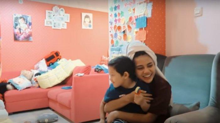 Aurel langsung peluk Arsya usai dinyatakan negatif Covid-19.