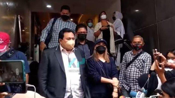 Ayu Ting Ting didampingi kuasa hukum, Minola Sebayang jalani pemeriksaan di Polda Metro Jaya, Selasa 14 September 2021.