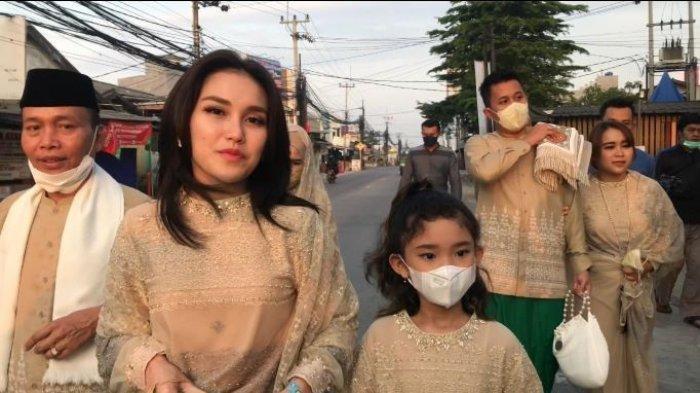 Pedangdut Ayu Ting Ting merayakan Hari Raya Idul Fitri 1443 Hijriah bersama keluarga besarnya di Depok, Jawa Barat.