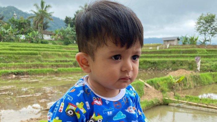 Baihaqqi Syaki Ramadhan menikmati pemandangan indah.