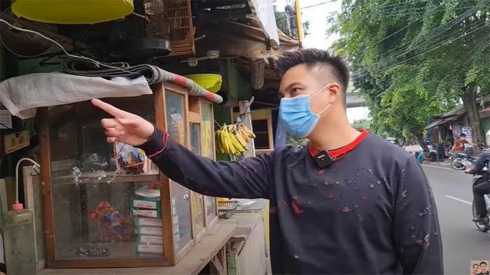 Baim Wong tampak menunjuk burung-burung yang akan ia beli.