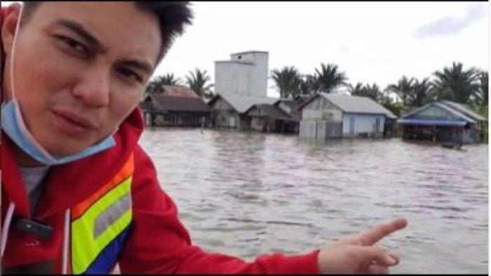 Baim Wong tinjau langsung banjir di Kalimantan.