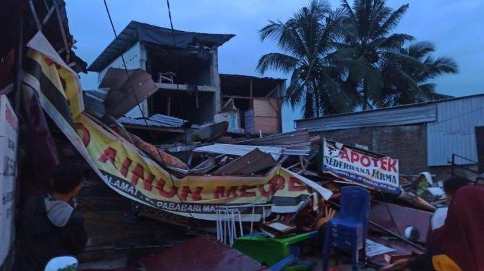Bangunan roboh akibat gempa yang mengguncang beberapa daerah di Sulawesi Barat, Jumat (15/1/2021).