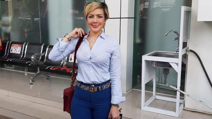 ketika Barbie Kumalasari memasukan berkas atau memori kasasi kasus ikan asin yang menjerat Galih Ginanjar ke Pengadilan Negeri Jakarta Selatan, Jalan Ampera Raya, Pasar Minggu, Jakarta Selatan, Kamis (23/7/2020).